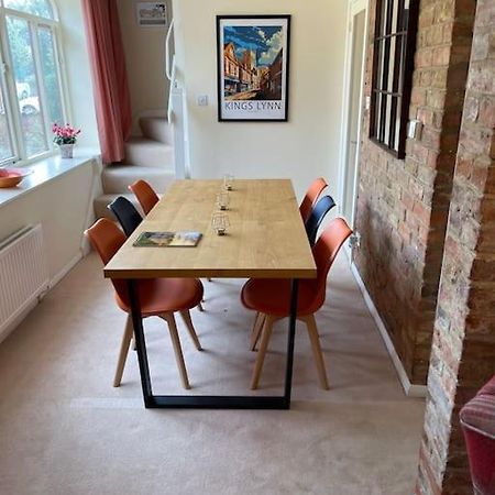 Centre Of Town House 3 Bedrooms Sleeps 5 And Infant Free Onsite Parking 2 Cars 킹스린 외부 사진