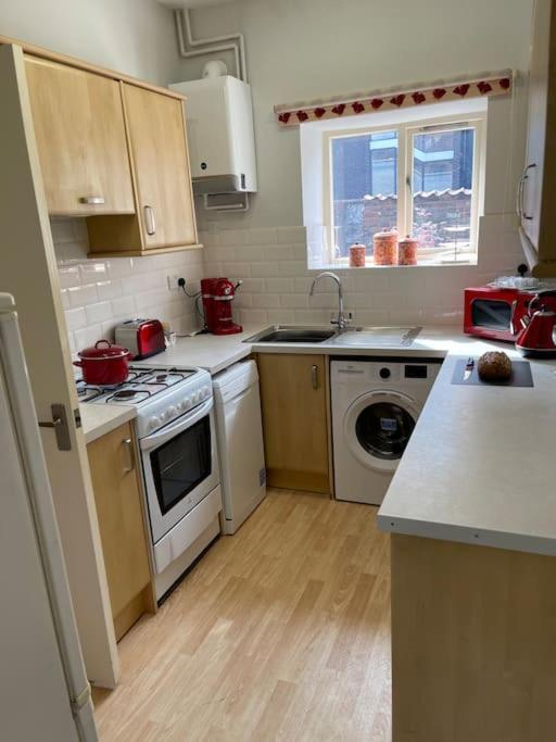 Centre Of Town House 3 Bedrooms Sleeps 5 And Infant Free Onsite Parking 2 Cars 킹스린 외부 사진