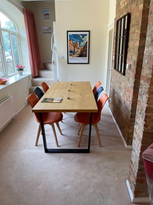 Centre Of Town House 3 Bedrooms Sleeps 5 And Infant Free Onsite Parking 2 Cars 킹스린 외부 사진