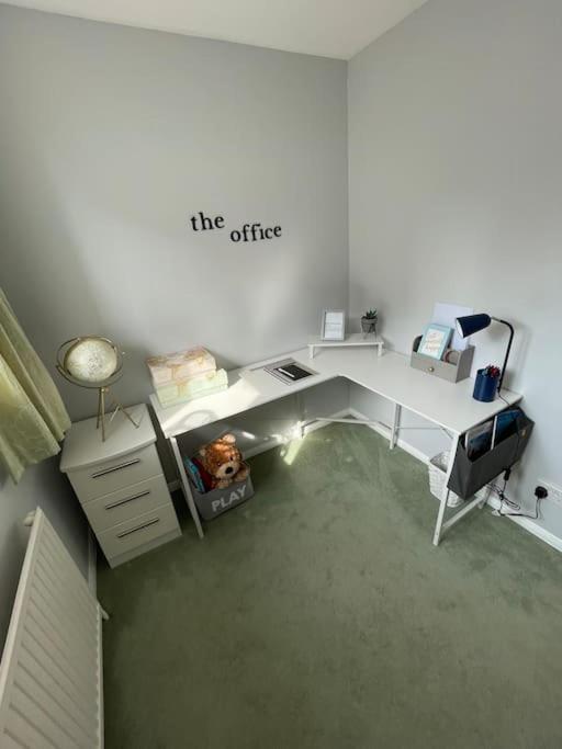 Centre Of Town House 3 Bedrooms Sleeps 5 And Infant Free Onsite Parking 2 Cars 킹스린 외부 사진