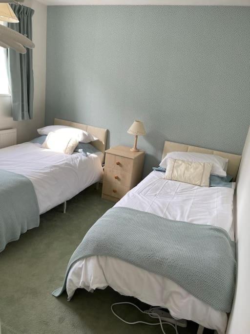 Centre Of Town House 3 Bedrooms Sleeps 5 And Infant Free Onsite Parking 2 Cars 킹스린 외부 사진